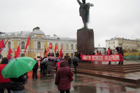 Тамбовские коммунисты провели шествие и митинг в честь годовщины Октябрьской революции