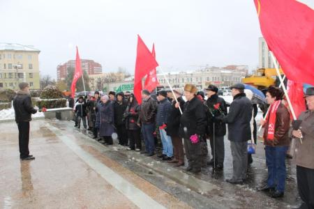 Пензенские коммунисты возложили цветы к памятнику Ленину