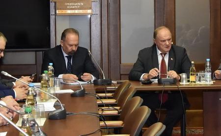 Накануне «правительственного часа» в Госдуме министр строительства и жилищно-коммунального хозяйства России встретился с фракцией КПРФ