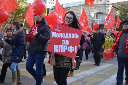 В Астрахани прошли шествие и митинг, посвященные годовщине Великого Октября