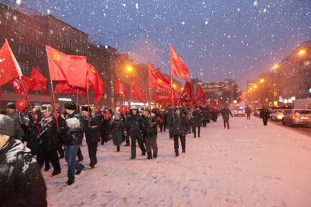 Более тысячи новосибирцев приняли участие в шествии, посвященном 99-й годовщине Великого Октября