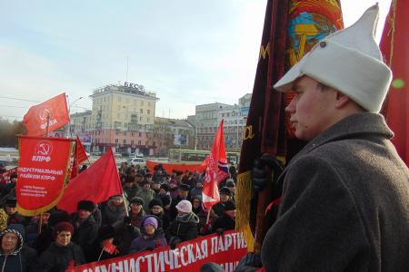 Коммунисты в Барнауле 7 ноября провели демонстрацию и митинг у памятника Ленину