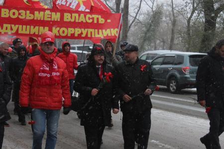 Во Владивостоке состоялись демонстрация и митинг КПРФ