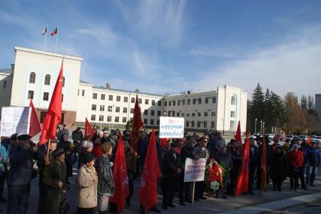 Карачаево-Черкесия встретила 99-ю годовщину Великой Октябрьской социалистической революции торжественно и красочно