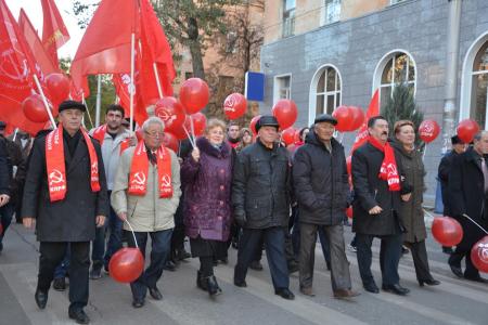 В Астрахани прошли шествие и митинг, посвященные годовщине Великого Октября