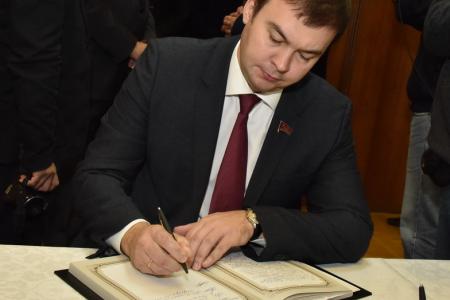 «Такие люди обновляют совесть человечества». Г.А. Зюганов выразил соболезнования в посольстве Кубы в связи с кончиной Фиделя Кастро
