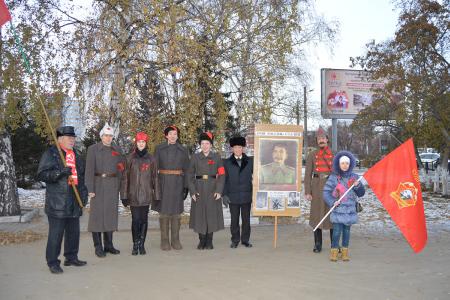 Коммунисты в Барнауле 7 ноября провели демонстрацию и митинг у памятника Ленину