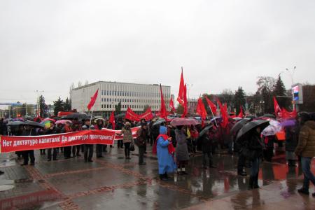 Тамбовские коммунисты провели шествие и митинг в честь годовщины Октябрьской революции