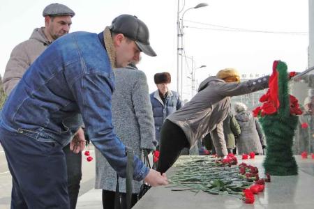 Амурская область. В Благовещенске состоялось торжественное возложение к памятнику В.И. Ленину