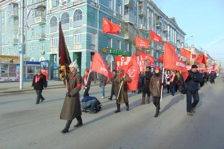 Коммунисты в Барнауле 7 ноября провели демонстрацию и митинг у памятника Ленину