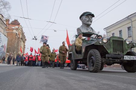 Накануне 99-летия Великой Октябрьской социалистической революции томские коммунисты провели шествие и митинг