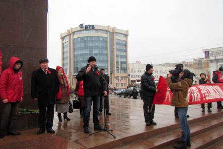 Тамбовские коммунисты провели шествие и митинг в честь годовщины Октябрьской революции