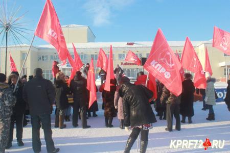 «Откройте баню, мы хотим мыться!». Коммунисты Викуловского района Тюменской области провели митинг за достойные условия жизни