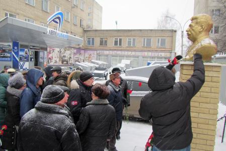«Память о нем взывает к борьбе!». Тамбовские коммунисты возложили цветы к памятнику И.В. Сталина