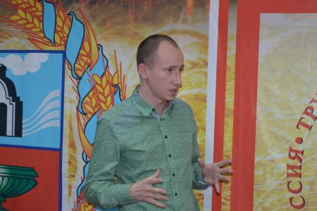 Лидер российских комсомольцев Владимир Исаков принял участие в работе общего собрания Алтайской краевой организации ЛКСМ РФ