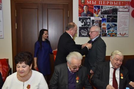 Г.А. Зюганов наградил группу ветеранов комсомола памятной медалью ЦК КПРФ «75 лет битвы под Москвой»