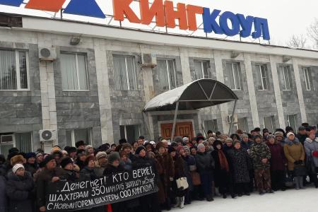 Москва. Депутаты-коммунисты приняли участие в телемосте на Горбатом мосту с протестующими шахтерами города Гуково Ростовской области