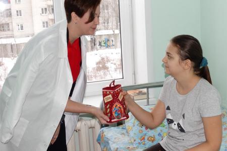 Курск. Н.Н. Иванов вручил новогодние подарки пациентам детской больницы