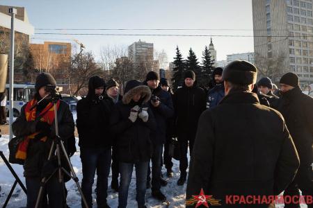 Москва. Депутаты-коммунисты приняли участие в телемосте на Горбатом мосту с протестующими шахтерами города Гуково Ростовской области