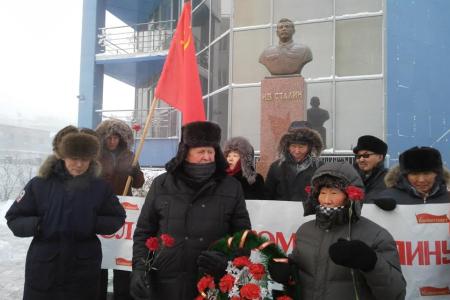В день рождения И.В. Сталина якутские коммунисты возложили цветы к его памятникам в Якутске и Мирном 