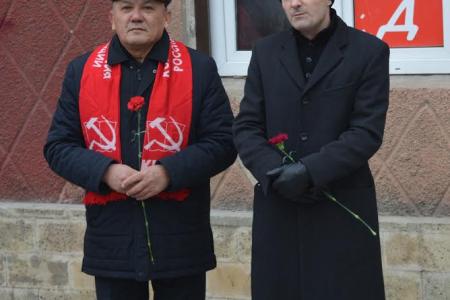 Республика Дагестан. Возложение цветов к мемориальной доске в день рождения Сталина