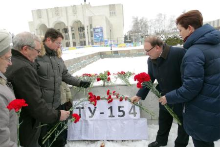 Курск. Н.Н. Иванов возложил цветы к импровизированному мемориалу памяти погибших в катастрофе самолета Ту -154