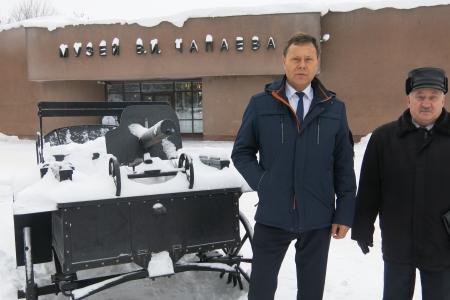Прибывший в Чебоксары секретарь ЦК КПРФ Н.В. Арефьев посетил Музей В.И. Чапаева