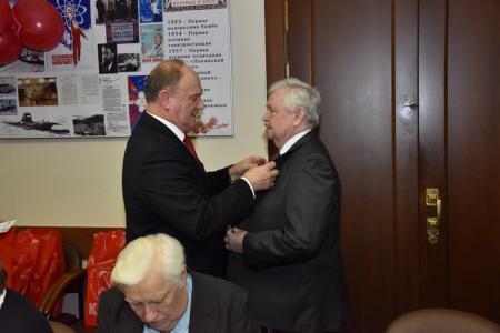 Г.А. Зюганов наградил группу ветеранов комсомола памятной медалью ЦК КПРФ «75 лет битвы под Москвой»