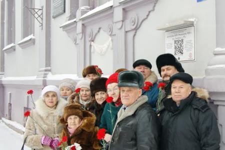 Кировские коммунисты отметили 137-ю годовщину со Дня рождения Сталина