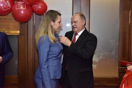 Г.А. Зюганов наградил группу ветеранов комсомола памятной медалью ЦК КПРФ «75 лет битвы под Москвой»