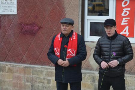 Республика Дагестан. Возложение цветов к мемориальной доске в день рождения Сталина