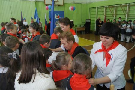 Забайкальский край. Коммунисты приняли в пионеры около 100 школьников