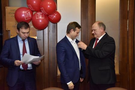 Г.А. Зюганов наградил группу ветеранов комсомола памятной медалью ЦК КПРФ «75 лет битвы под Москвой»