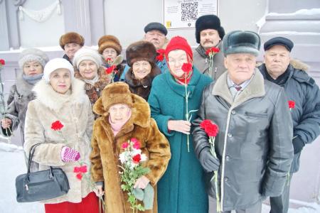 Кировские коммунисты отметили 137-ю годовщину со Дня рождения Сталина