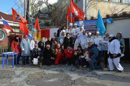 При участии Севастопольского горкома КПРФ в Балаклаве открыли сезон зимнего плавания