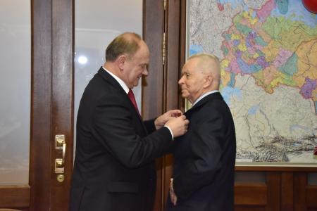 Г.А. Зюганов наградил группу ветеранов комсомола памятной медалью ЦК КПРФ «75 лет битвы под Москвой»