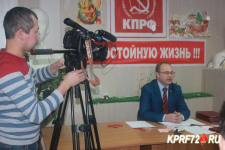 Тюменская область. В канун Нового года депутат-коммунист Юрий Юхневич вручил благодарственные письма областной Думы заслуженным тоболякам