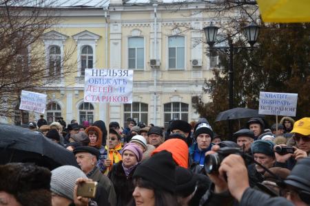 Астраханские коммунисты приняли участие в митинге за сохранение льгот для малообеспеченных граждан