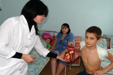 Курск. Н.Н. Иванов вручил новогодние подарки пациентам детской больницы