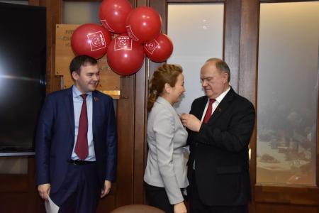 Г.А. Зюганов наградил группу ветеранов комсомола памятной медалью ЦК КПРФ «75 лет битвы под Москвой»