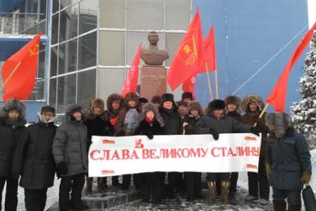В день рождения И.В. Сталина якутские коммунисты возложили цветы к его памятникам в Якутске и Мирном 