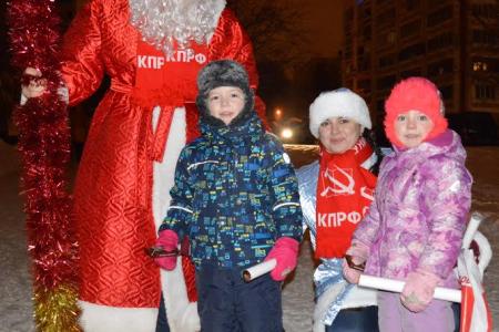 Дед Мороз и Снегурочка от ивановских коммунистов и комсомольцев