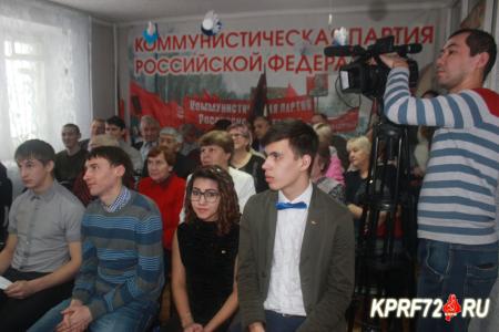 Тюменская область. В канун Нового года депутат-коммунист Юрий Юхневич вручил благодарственные письма областной Думы заслуженным тоболякам