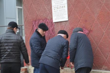 Республика Дагестан. Возложение цветов к мемориальной доске в день рождения Сталина