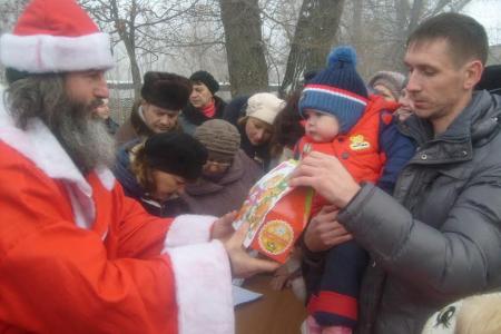 Коммунисты вручили новогодние подарки детям протестующих шахтёров из Гуково Ростовской области