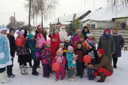 Комсомольцы Липецкого ОК КПРФ организовали новогодний утренник в маленьком селе
