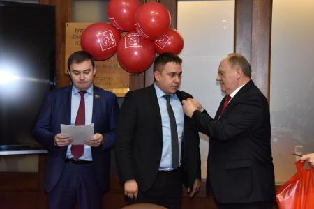 Г.А. Зюганов наградил группу ветеранов комсомола памятной медалью ЦК КПРФ «75 лет битвы под Москвой»