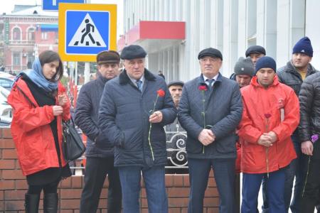 Республика Дагестан. Возложение цветов к мемориальной доске в день рождения Сталина