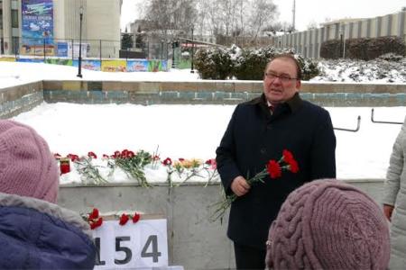 Курск. Н.Н. Иванов возложил цветы к импровизированному мемориалу памяти погибших в катастрофе самолета Ту -154