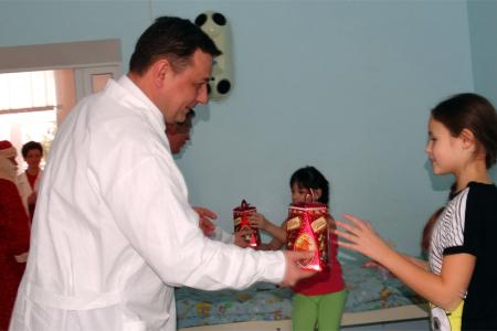 Курск. Н.Н. Иванов вручил новогодние подарки пациентам детской больницы
